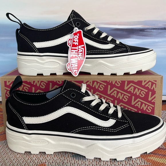 Vans Men’s Sentry Old Skool (Canvas) Black/Marshmallow
VN0A5KR3VQE
Sneakers - Picture 2 of 16